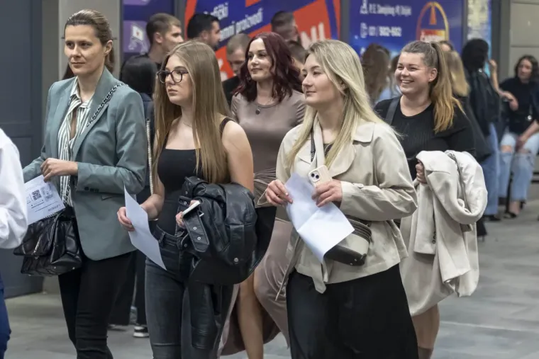 Atraktivne legice u prvim redovima plesale uz Matićeve hitove: Dama u koži kao da je si&scaron;la s piste
