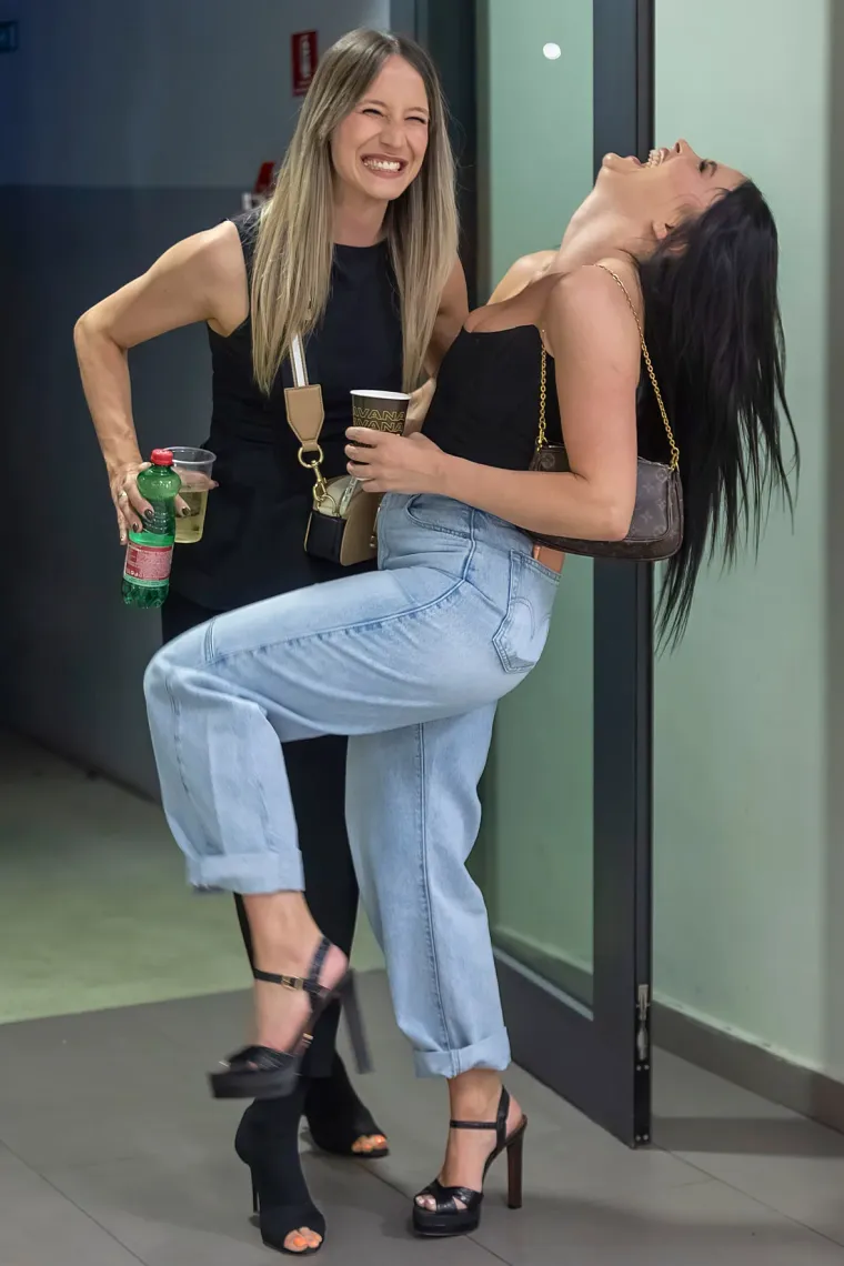 Atraktivne legice u prvim redovima plesale uz Matićeve hitove: Dama u koži kao da je si&scaron;la s piste