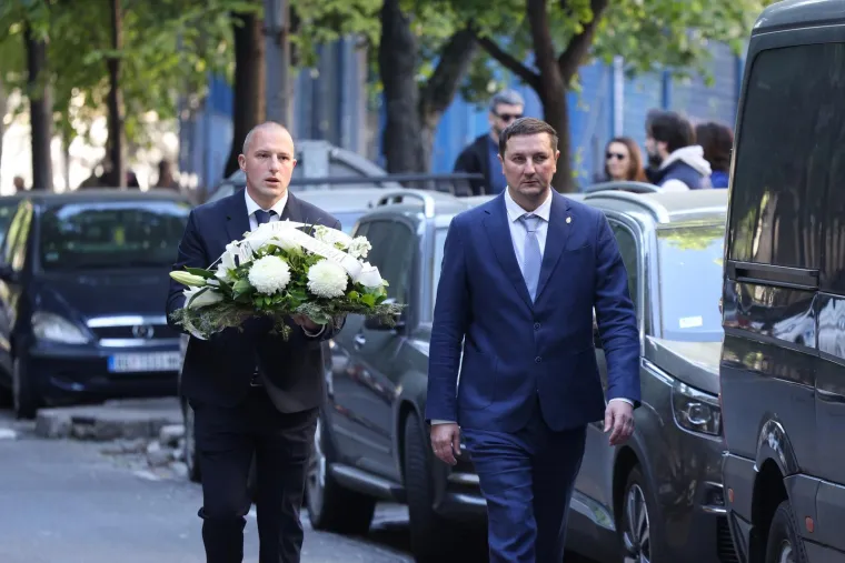 Polje bijelih kala: Potresni prizori ispred beogradske &scaron;kole u kojoj je prije tri godine uga&scaron;eno 10 života