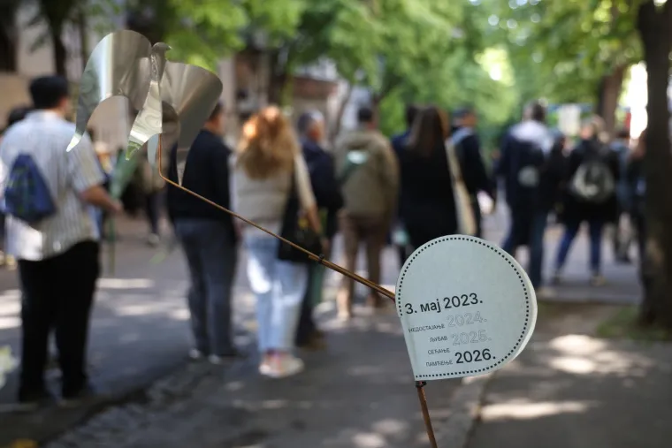 Polje bijelih kala: Potresni prizori ispred beogradske &scaron;kole u kojoj je prije tri godine uga&scaron;eno 10 života