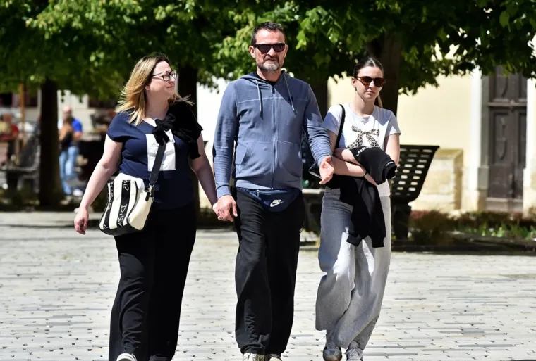 Upečatljive i samouvjerene: Brineta u crvenom i plavu&scaron;a u ružićastom zasjale na &scaron;pici