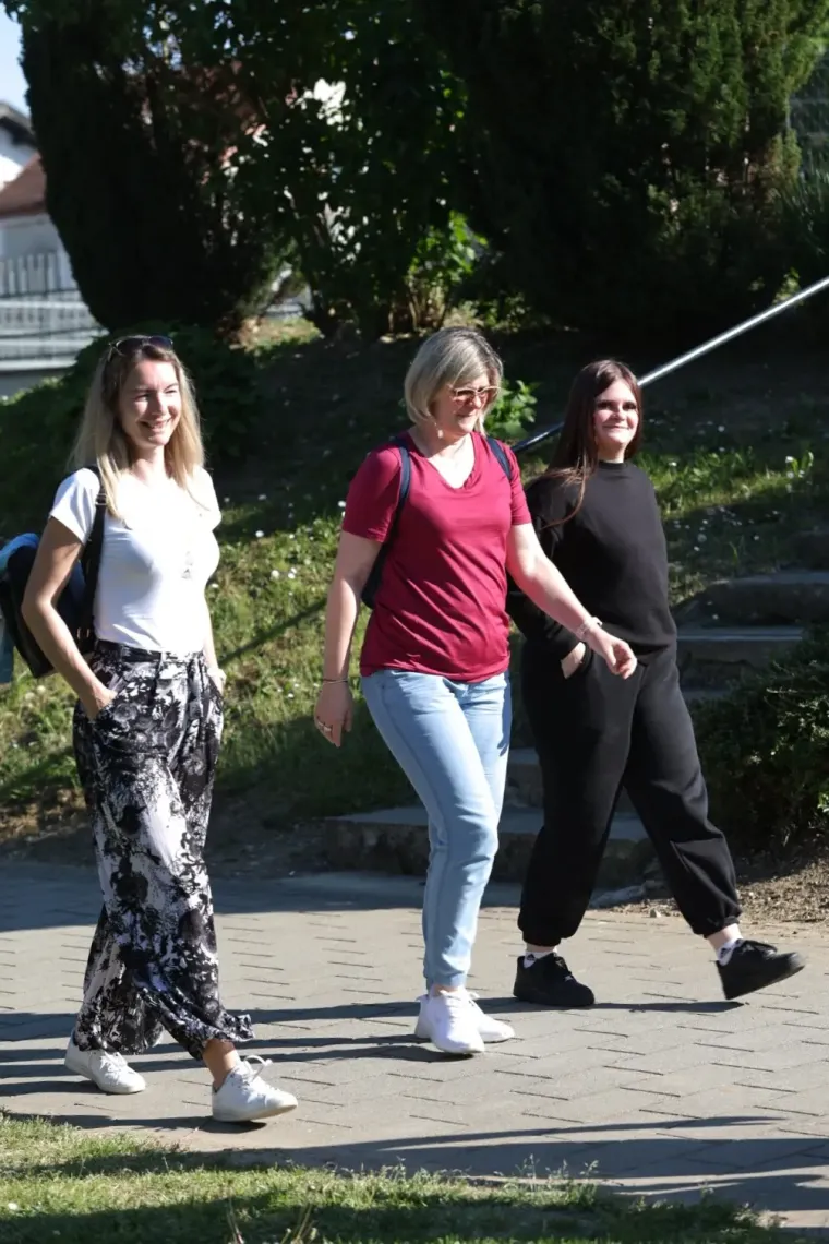 &Scaron;etnica uz Muru privukla sporta&scaron;e, rekreativce i modne znalce: Dvije dame zauzele istu pozu