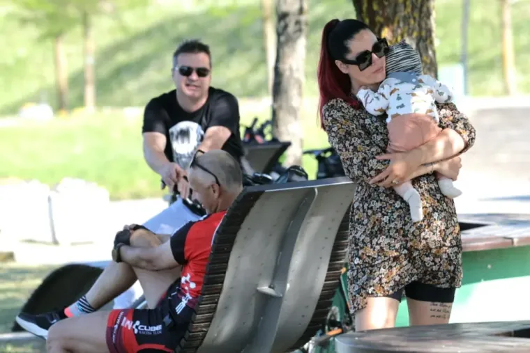 &Scaron;etnica uz Muru privukla sporta&scaron;e, rekreativce i modne znalce: Dvije dame zauzele istu pozu