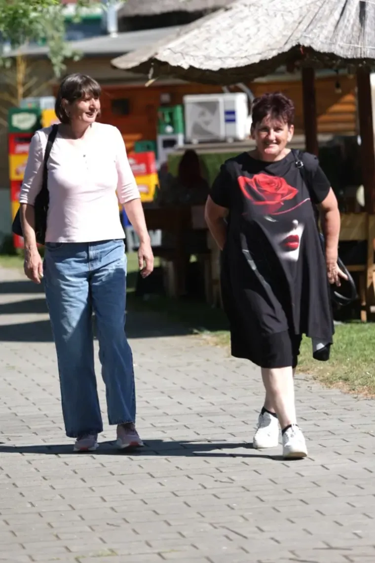 &Scaron;etnica uz Muru privukla sporta&scaron;e, rekreativce i modne znalce: Dvije dame zauzele istu pozu