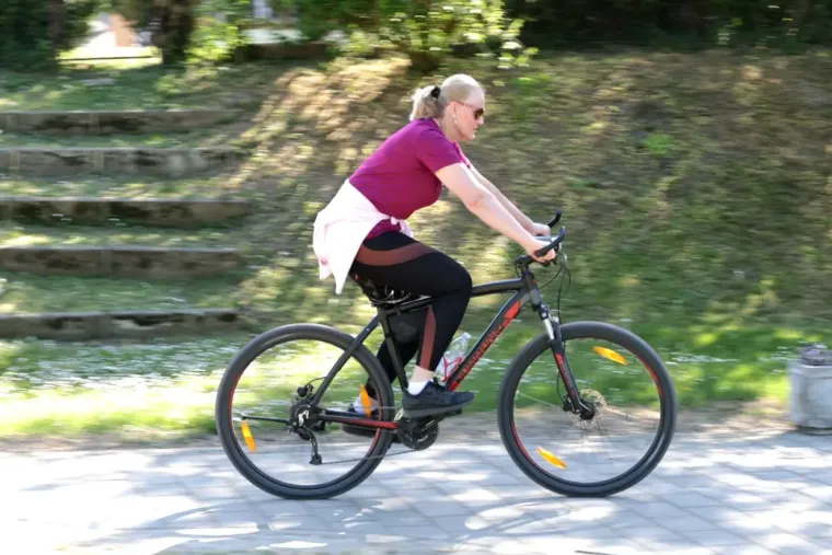 &Scaron;etnica uz Muru privukla sporta&scaron;e, rekreativce i modne znalce: Dvije dame zauzele istu pozu