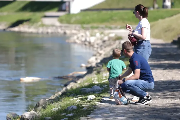 &Scaron;etnica uz Muru privukla sporta&scaron;e, rekreativce i modne znalce: Dvije dame zauzele istu pozu