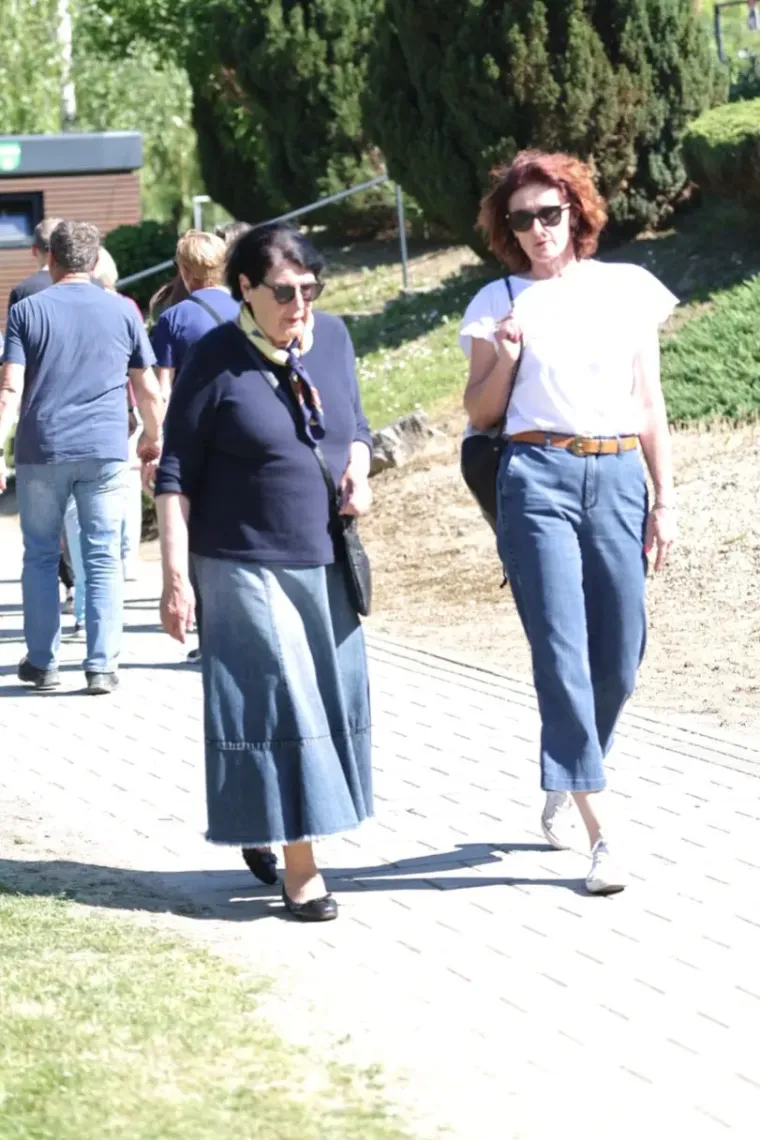 &Scaron;etnica uz Muru privukla sporta&scaron;e, rekreativce i modne znalce: Dvije dame zauzele istu pozu