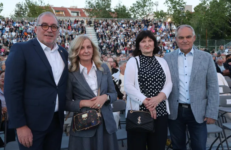 Svi se sjatili! Opro&scaron;tajni koncert Tereze Kesovije okupio brojne poznate: Evo tko je sve do&scaron;ao
