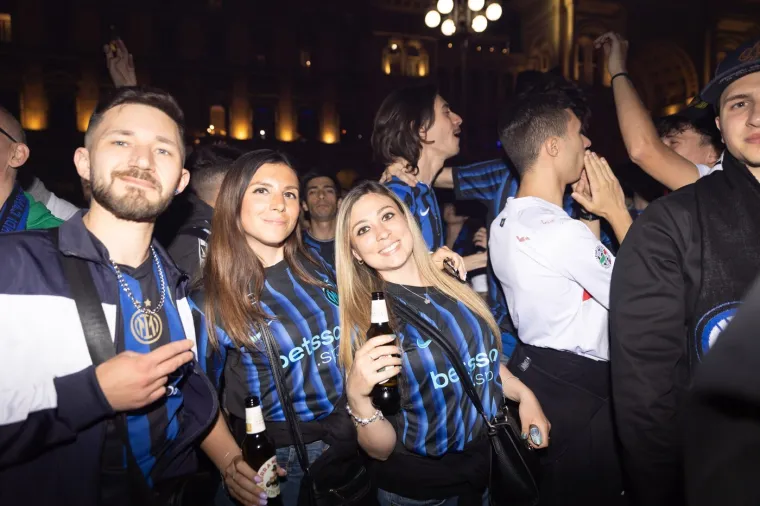 Ta mje&scaron;avina olak&scaron;anja i ponosa osjećala se na svakom koraku. Odmah nakon utakmice, rijeke ljudi slile su se prema Piazzi del Duomo. Očevi i sinovi pozirali su za selfije, najhrabriji su se penjali na spomenik Vittoriju Emanuelu II., a pjesme protiv rivala, prije svega Napolija i biv&scaron;eg trenera Antonija Contea, odjekivale su do kasno u noć. Navijači su se prisjetili i gradskih rivala, rugajući se Milanu koji im je porazom od Sassuola dan ranije praktički otvorio put prema tituli.
