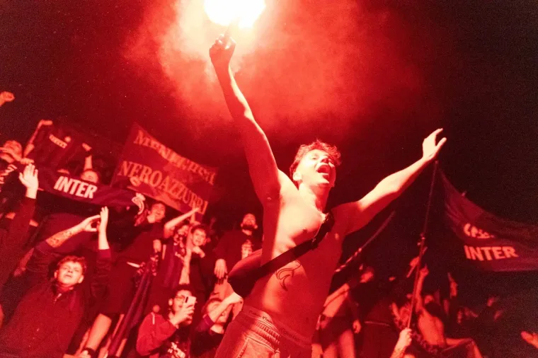 "Nemam riječi. Unatoč svima koji su nas urekli od početka do kraja. Samo Inter, uvijek", rekao je navijač Fabio. Njegov kolega Federico, s očima punim suza, dodao je: "Ovo je vi&scaron;e nego zasluženo. Bila je te&scaron;ka sezona na početku, uvijek smo bili rame uz rame s drugima, ali uspjeli smo."