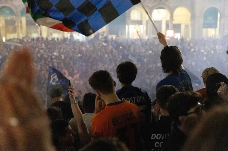 Njegov utjecaj prepoznali su i navijači i igrači. Tijekom slavlja na stadionu pu&scaron;tena je pjesma "Made in Romania", kao posveta rumunjskom strategu. Primijećen je i transparent na kojem Chivu "drži na uzici" Antonija Contea, trenera koji je osvojio prethodni Scudetto s Napolijem. Jedinstvo momčadi najbolje je opisao Marcus Thuram: "Ova grupa voli biti zajedno, voli se &scaron;aliti, voli se žrtvovati. To sam vidio od prvog dana kad sam stigao."