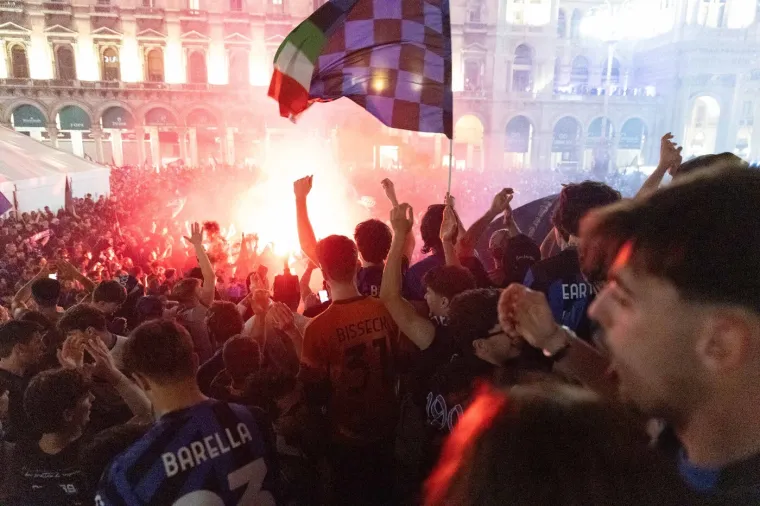 Iako je spontana fe&scaron;ta na Piazzi del Duomo trajala satima, svi znaju da je to bio tek aperitiv. Glavno jelo bit će posluženo 17. svibnja, nakon posljednje domaće utakmice sezone protiv Hellas Verone. Tada će, prema tradiciji, biti organizirana parada otvorenim autobusom ulicama grada, od stadiona San Siro do katedrale.