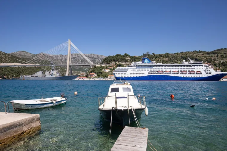 Američki razarač koji je presreo iranski projektil uplovio u Dubrovnik. Oglasio se Milanović: 'Ustav je jasan'