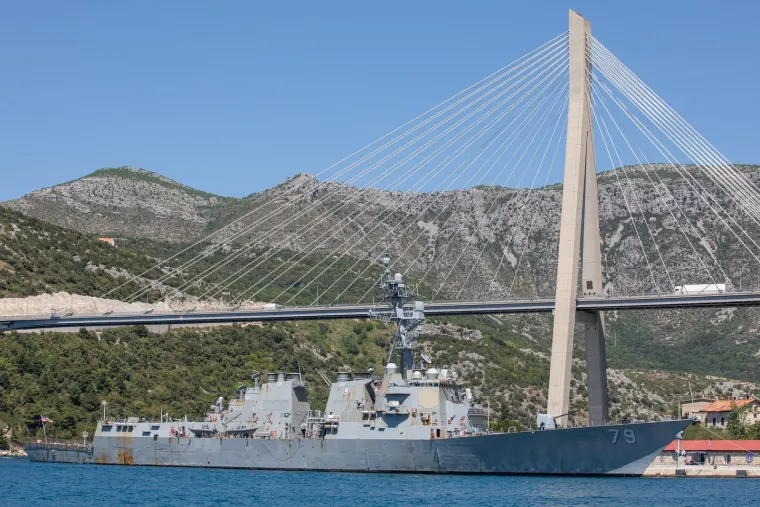 Američki razarač koji je presreo iranski projektil uplovio u Dubrovnik. Oglasio se Milanović: 'Ustav je jasan'