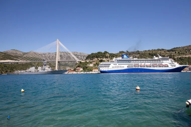 Američki razarač koji je presreo iranski projektil uplovio u Dubrovnik. Oglasio se Milanović: 'Ustav je jasan'