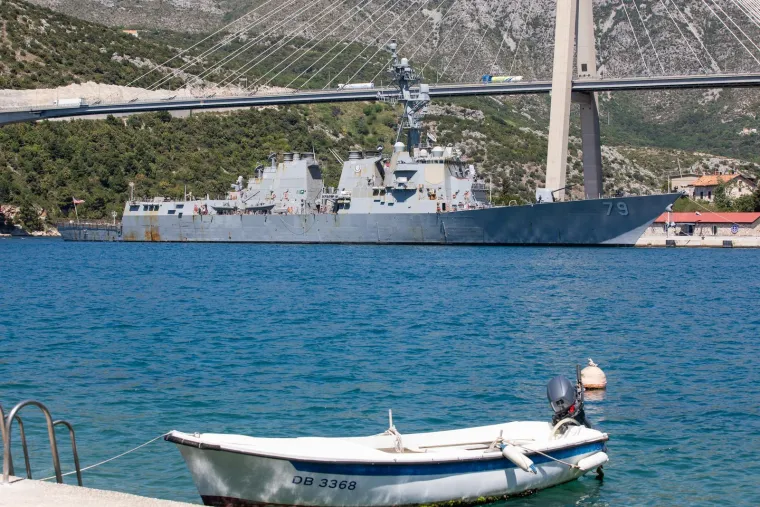 Američki razarač koji je presreo iranski projektil uplovio u Dubrovnik. Oglasio se Milanović: 'Ustav je jasan'