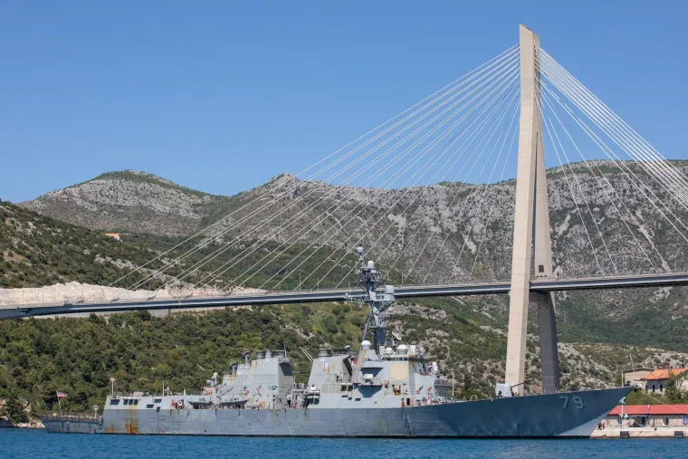 Američki razarač koji je presreo iranski projektil uplovio u Dubrovnik. Oglasio se Milanović: 'Ustav je jasan'