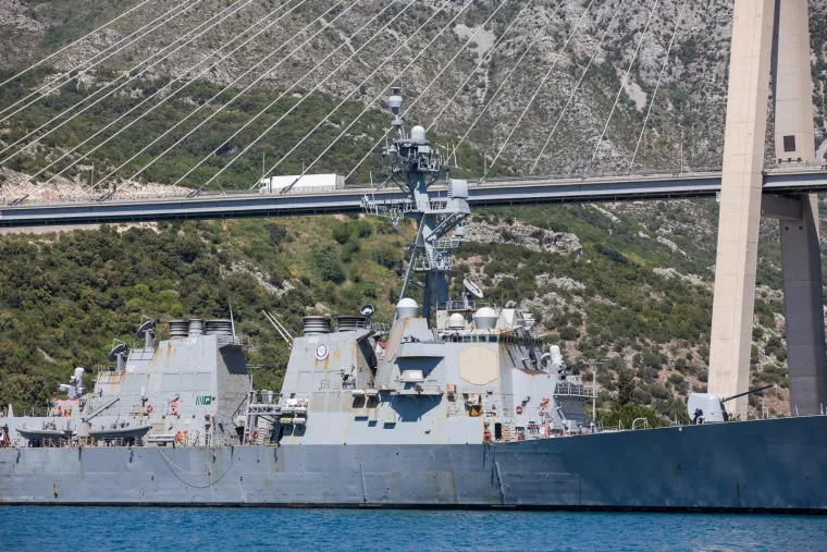 Američki razarač koji je presreo iranski projektil uplovio u Dubrovnik. Oglasio se Milanović: 'Ustav je jasan'