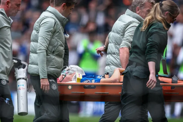 Mladu zvijezdu na nosilima i s kisikom na licu odveli u bolnicu: Na kultnom stadionu muk