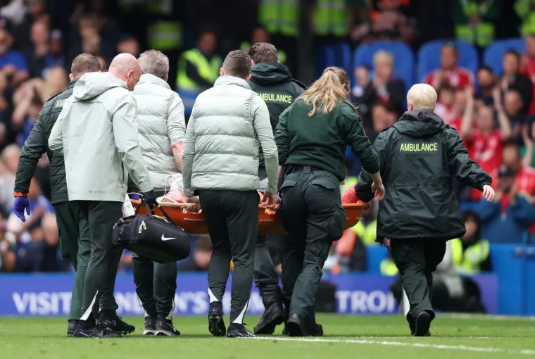 Mladu zvijezdu na nosilima i s kisikom na licu odveli u bolnicu: Na kultnom stadionu muk