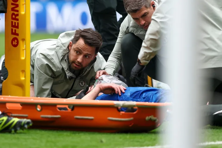 Mladu zvijezdu na nosilima i s kisikom na licu odveli u bolnicu: Na kultnom stadionu muk