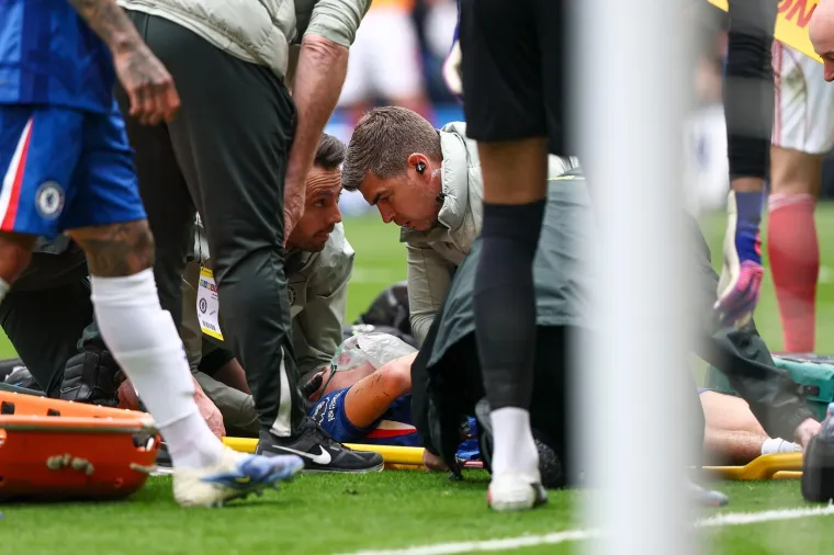 Mladu zvijezdu na nosilima i s kisikom na licu odveli u bolnicu: Na kultnom stadionu muk