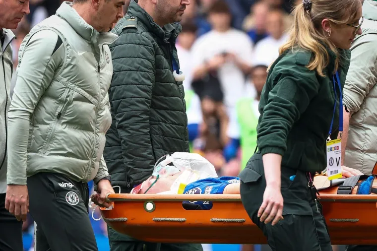 Mladu zvijezdu na nosilima i s kisikom na licu odveli u bolnicu: Na kultnom stadionu muk