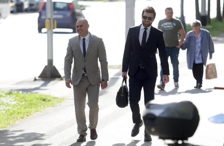 Kao da je do&scaron;ao na fe&scaron;tu: Dabro nasmijan od uha do uha, a bio je na sudu