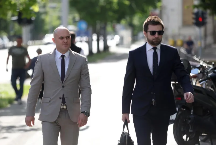 Kao da je do&scaron;ao na fe&scaron;tu: Dabro nasmijan od uha do uha, a bio je na sudu