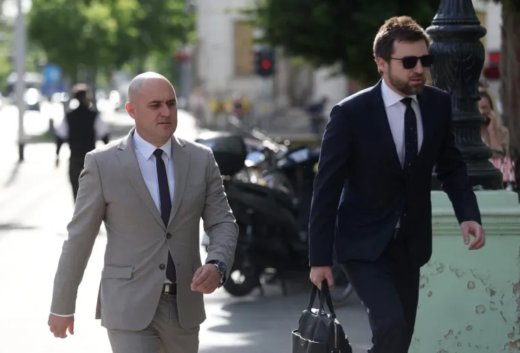 Kao da je do&scaron;ao na fe&scaron;tu: Dabro nasmijan od uha do uha, a bio je na sudu
