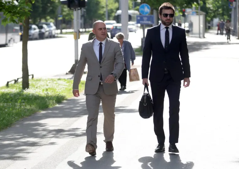 Kao da je do&scaron;ao na fe&scaron;tu: Dabro nasmijan od uha do uha, a bio je na sudu
