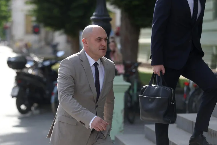 Kao da je do&scaron;ao na fe&scaron;tu: Dabro nasmijan od uha do uha, a bio je na sudu
