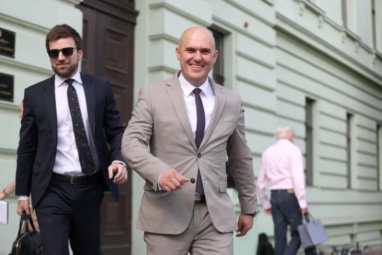 Kao da je do&scaron;ao na fe&scaron;tu: Dabro nasmijan od uha do uha, a bio je na sudu