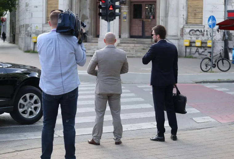 Kao da je do&scaron;ao na fe&scaron;tu: Dabro nasmijan od uha do uha, a bio je na sudu