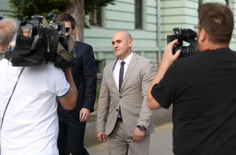 Kao da je do&scaron;ao na fe&scaron;tu: Dabro nasmijan od uha do uha, a bio je na sudu