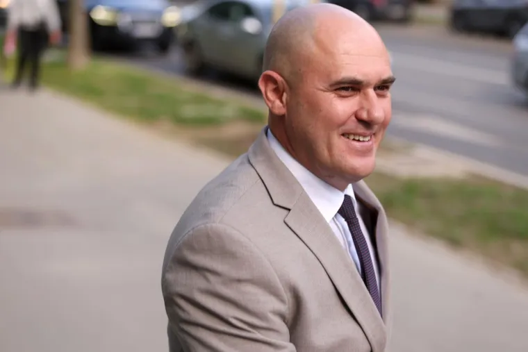 Kao da je do&scaron;ao na fe&scaron;tu: Dabro nasmijan od uha do uha, a bio je na sudu