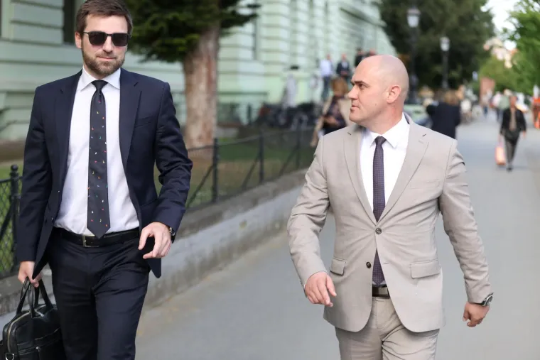 Kao da je do&scaron;ao na fe&scaron;tu: Dabro nasmijan od uha do uha, a bio je na sudu