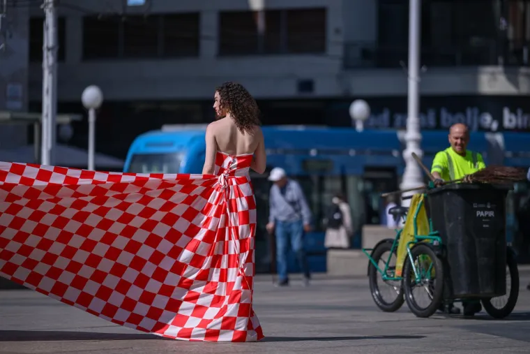 Crnka u kockicama postala glavna atrakcija Zagreba: Na mladu damu nitko nije ostao imun