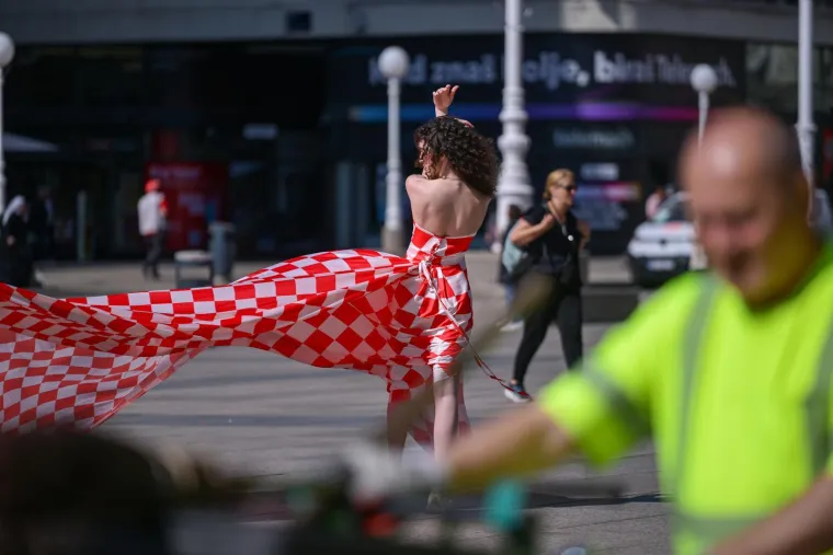 Crnka u kockicama postala glavna atrakcija Zagreba: Na mladu damu nitko nije ostao imun