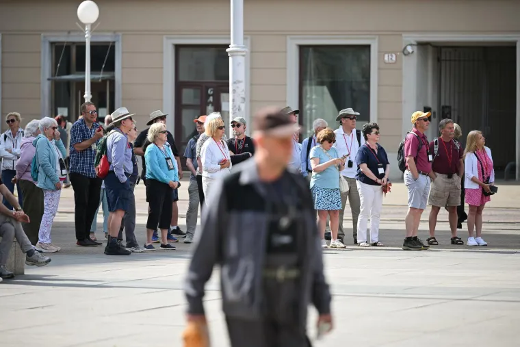 Crnka u kockicama postala glavna atrakcija Zagreba: Na mladu damu nitko nije ostao imun