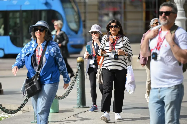Crnka u kockicama postala glavna atrakcija Zagreba: Na mladu damu nitko nije ostao imun