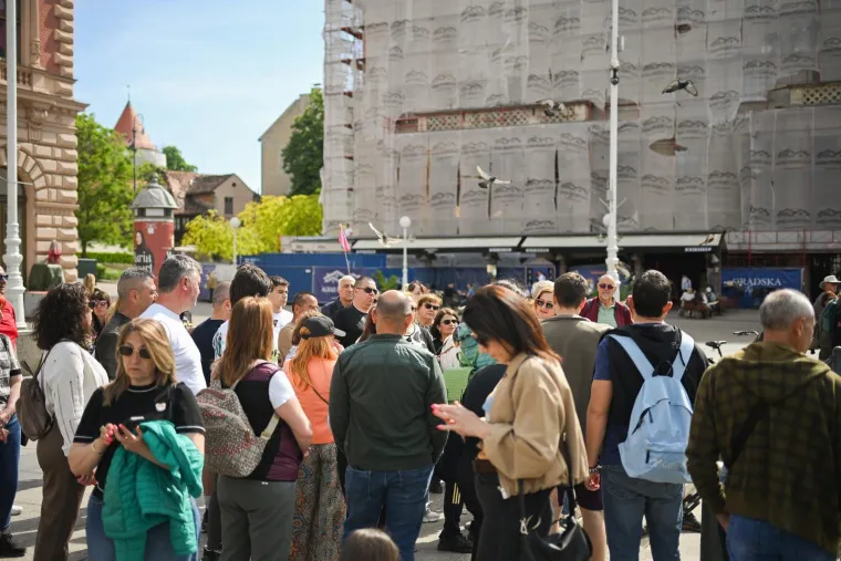 Crnka u kockicama postala glavna atrakcija Zagreba: Na mladu damu nitko nije ostao imun