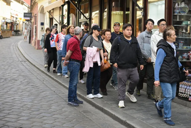 Crnka u kockicama postala glavna atrakcija Zagreba: Na mladu damu nitko nije ostao imun