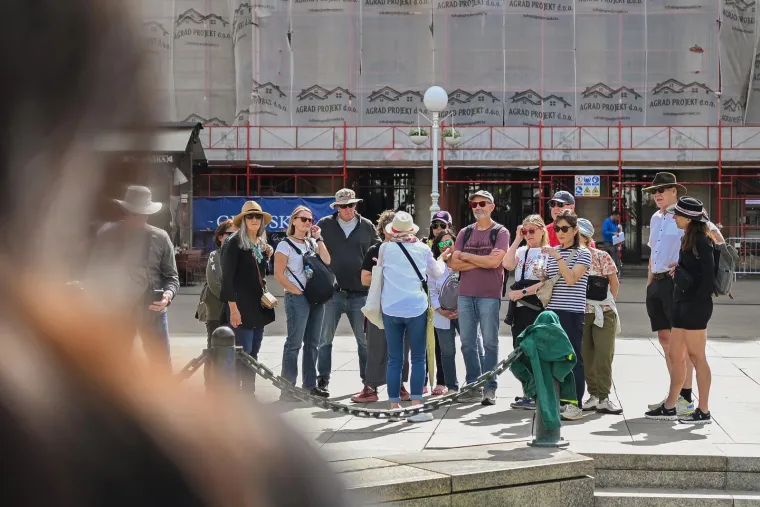 Crnka u kockicama postala glavna atrakcija Zagreba: Na mladu damu nitko nije ostao imun