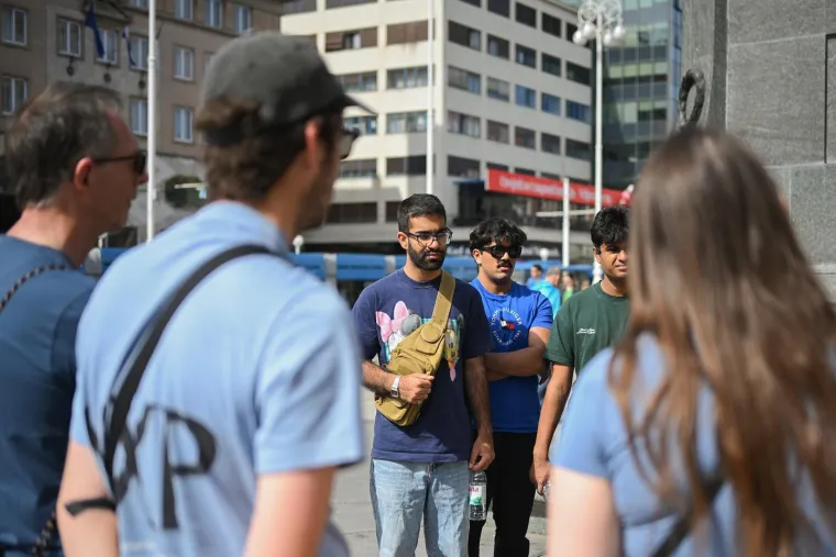Crnka u kockicama postala glavna atrakcija Zagreba: Na mladu damu nitko nije ostao imun