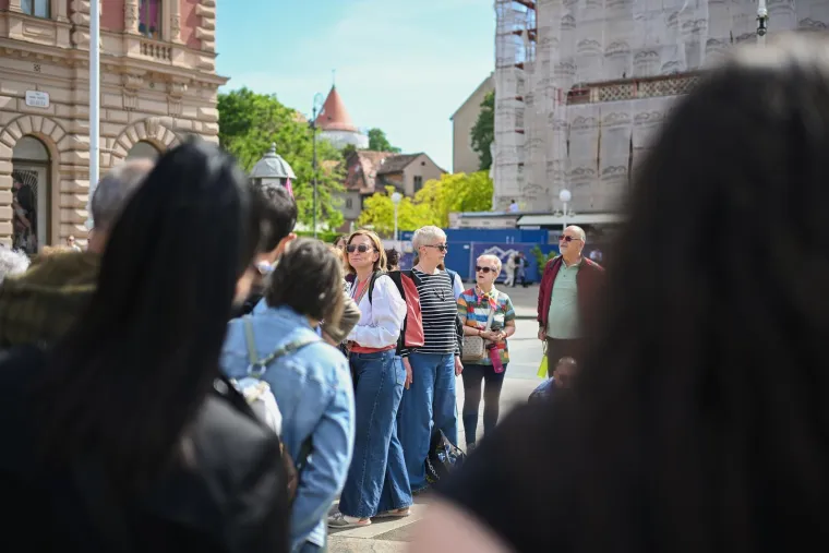 Crnka u kockicama postala glavna atrakcija Zagreba: Na mladu damu nitko nije ostao imun