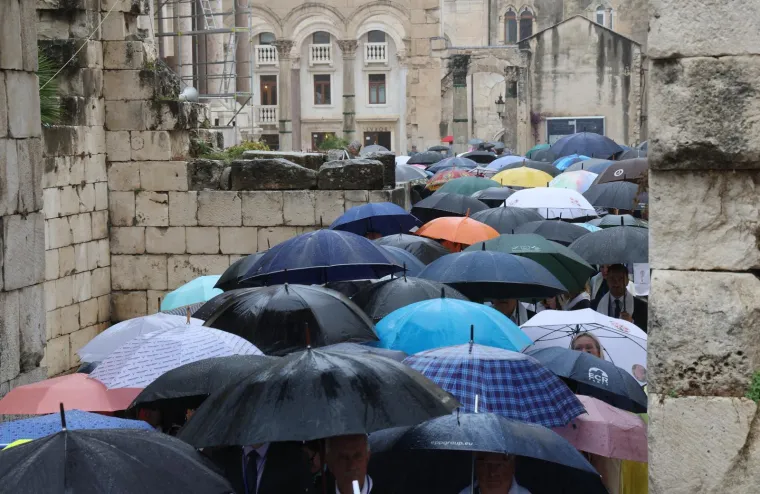 Ni ki&scaron;a nije pokvarila najveću fe&scaron;tu u Splitu! Pogledajte prizore sa splitskih ulica