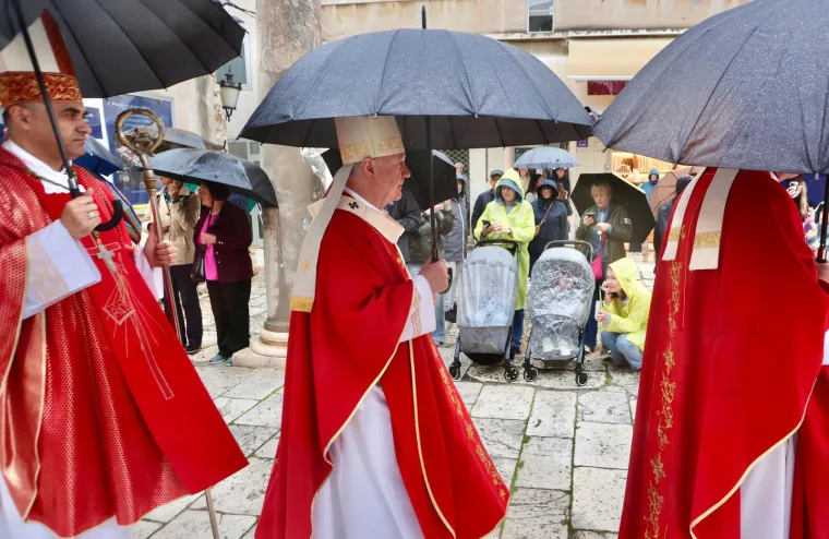 Ni ki&scaron;a nije pokvarila najveću fe&scaron;tu u Splitu! Pogledajte prizore sa splitskih ulica