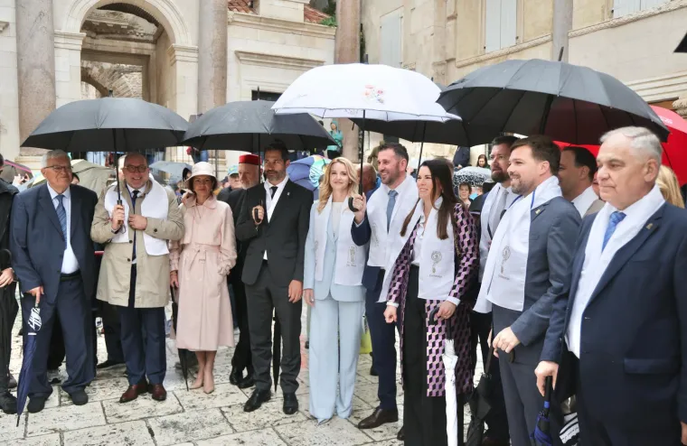 Ni ki&scaron;a nije pokvarila najveću fe&scaron;tu u Splitu! Pogledajte prizore sa splitskih ulica