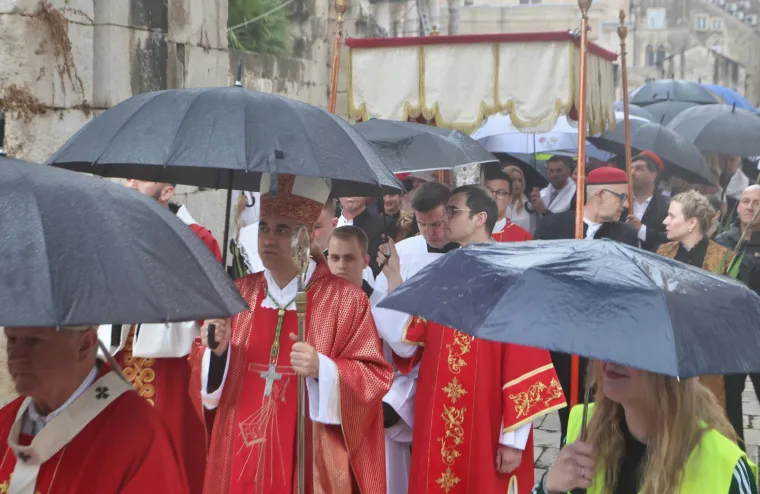 Ni ki&scaron;a nije pokvarila najveću fe&scaron;tu u Splitu! Pogledajte prizore sa splitskih ulica